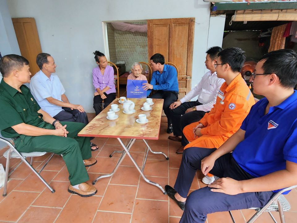PC Sơn La: Thăm, tặng quà Mẹ Việt Nam anh hùng và gia đình chính sách